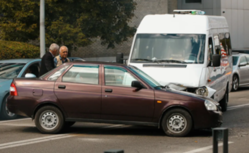 Біля ТРК «МОСТ-Сіті» у Дніпрі зіткнулися Lada та маршрутка №21: подробиці ДТП