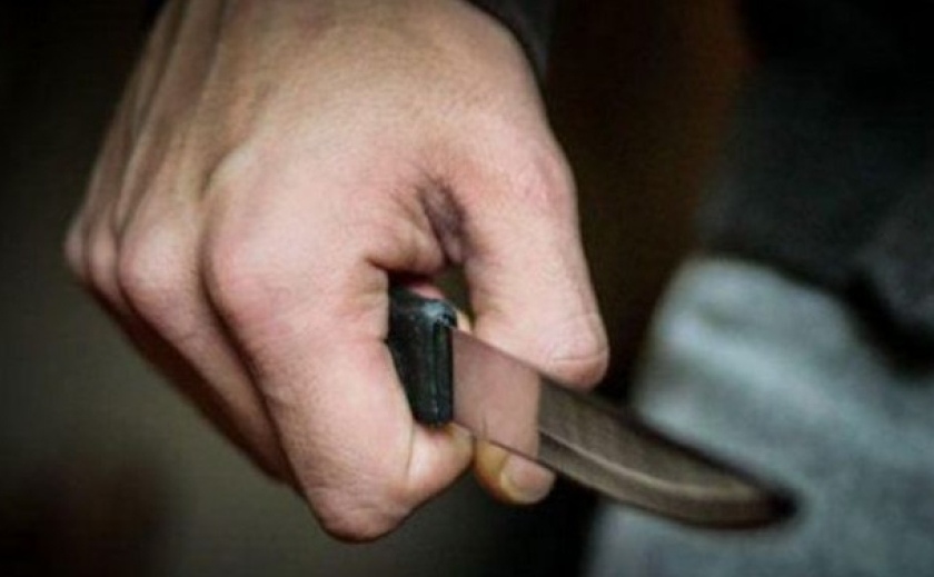 Поліція Дніпра затримала 27-річного чоловіка, який на вулиці вдарив ножем містянина