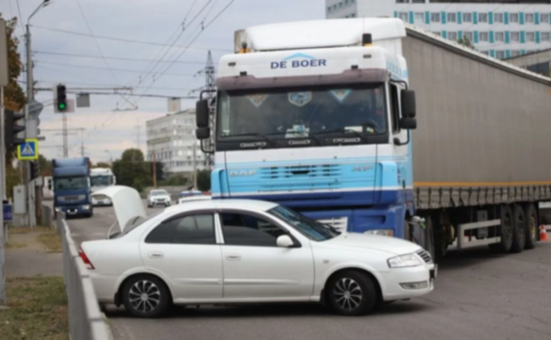 На Набережній Заводській у Дніпрі зіткнулись Nissan та вантажівка DAF: подробиці ДТП