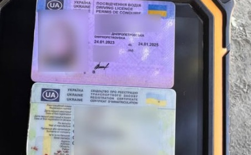 Патрульні Дніпра виявили водійку з підробленим посвідченням