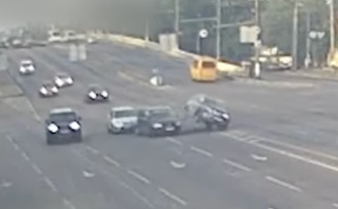 На Слобожанському проспекті у Дніпрі зіштовхнулись Nissan та Volkswagen: подробиці ДТП