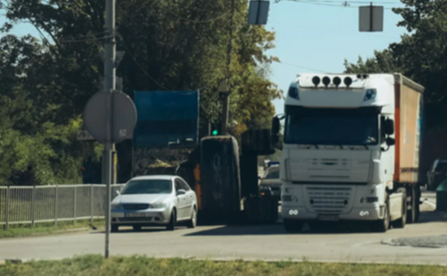 На Запорізькому шосе у Дніпрі з вантажівки випав екскаватор: подробиці ДТП