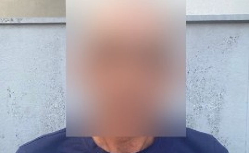 Пограбували жінку на зупинці громадського транспорту: поліція Дніпра затримала підозрюваних