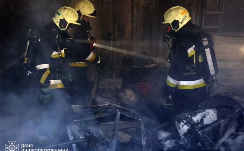 У Дніпрі спалахнула пожежа у складській будівлі