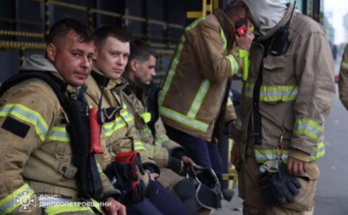 Надзвичайники Дніпра майже добу ліквідували займання складського приміщення у Чечелівському районі міста