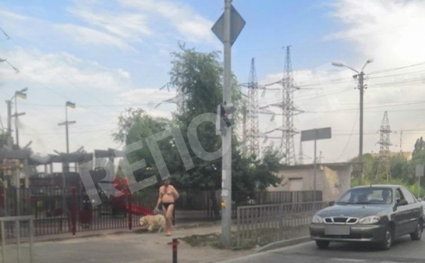 В Днепре мужчина в нижнем белье выгуливал собаку