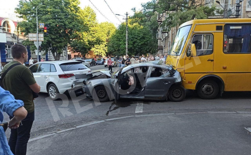 В самом центре Днепра у маршрутки отказали тормоза: есть пострадавшие