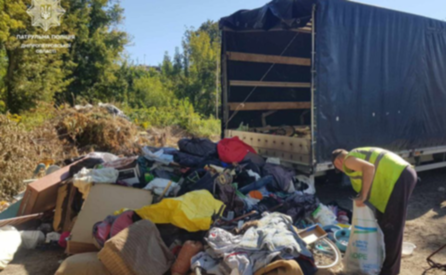 У Дніпрі водій Renault викинув сміття на узбіччя: допомогли небайдужі містяни та камери «Безпечного міста»