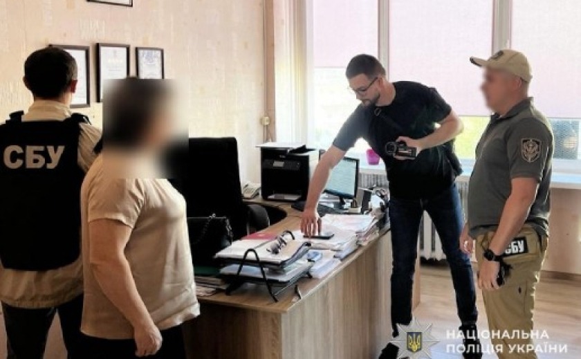 Слідчі Дніпра повідомили про підозру двом посадовцям за вимагання хабара від студента