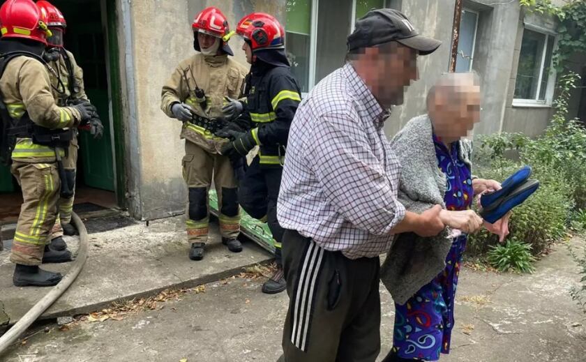 У Синельниківському районі на пожежі загинув чоловік, а літню жінку врятували