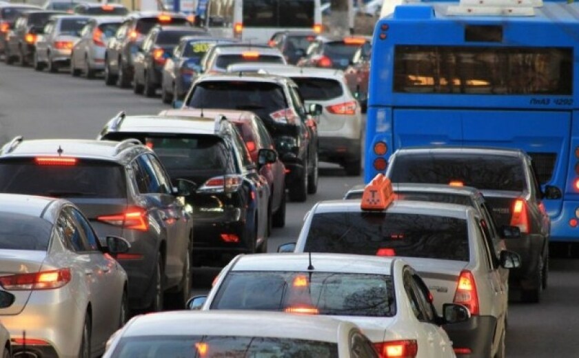 До уваги водіїв: рух у центр Дніпра паралізовано через ДТП