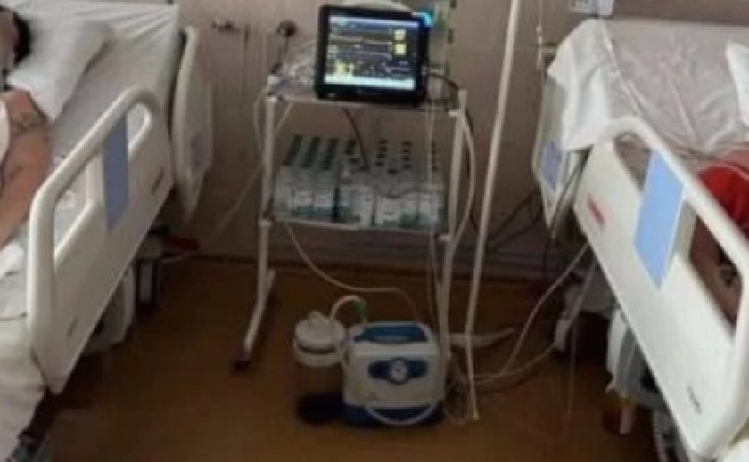 У Дніпрі рятують життя молодої пари, яка постраждала під час обстрілу Нікополя