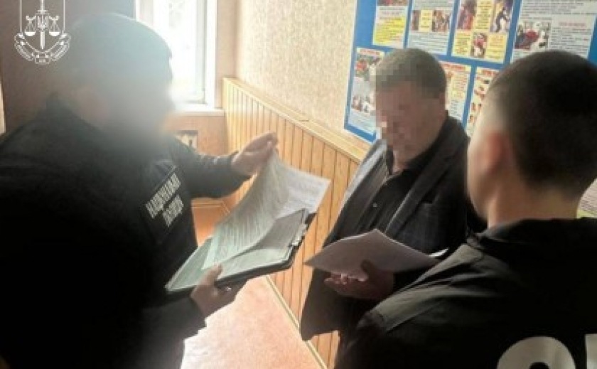 На Дніпропетровщині викрито й затримано посадовця, який брав хабарі за розміщення рекламних споруд