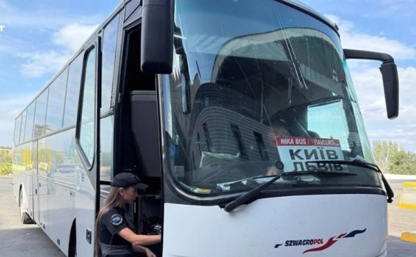 На Дніпропетровщині водій автобуса висадив пасажирів із квитками на трасі