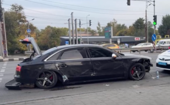 У Дніпрі водій Audi, тікаючи з місця ДТП, спричинив ще кілька аварій на Слобожанському проспекті