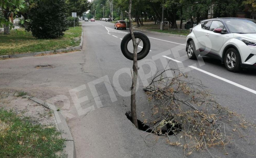 Провал дороги в центре Днепра затрудняет движение