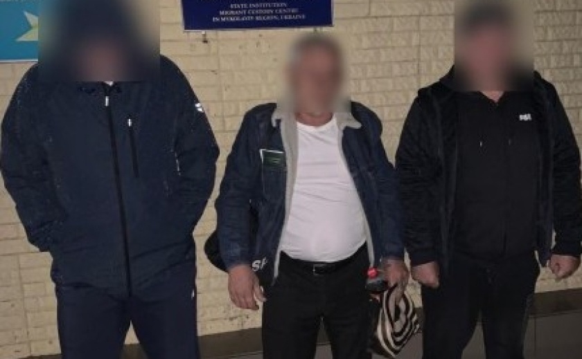 Поліцейські Дніпропетровщини видворили з України 58-річного нелегального мігранта