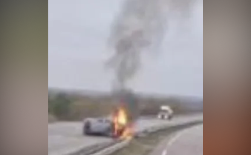 На трасі поблизу Дніпра Skoda врізалася у відбійник, перекинулася та загорілася: є постраждала