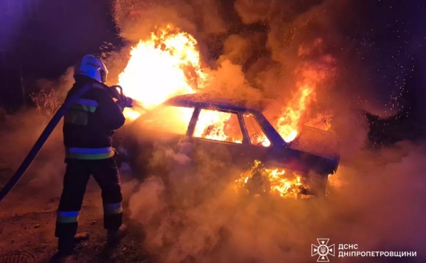 У Дніпрі вщент вигорів легковий автомобіль