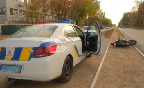 На проспекті Богдана Хмельницького у Дніпрі зіштовхнулись Subaru та мотоцикліст: є постраждалі