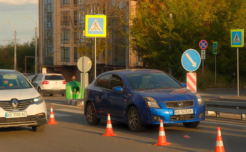 На бульварі Слави у Дніпрі Nissan збив жінку на переході: подробиці