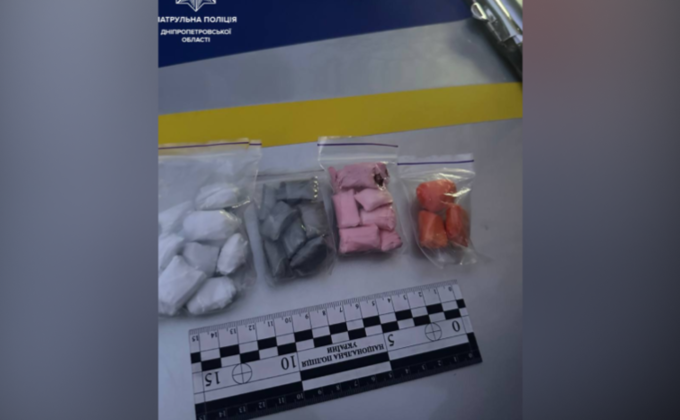 34 згортки з кристалічною речовиною: патрульні Дніпра виявили у двох громадян закладки
