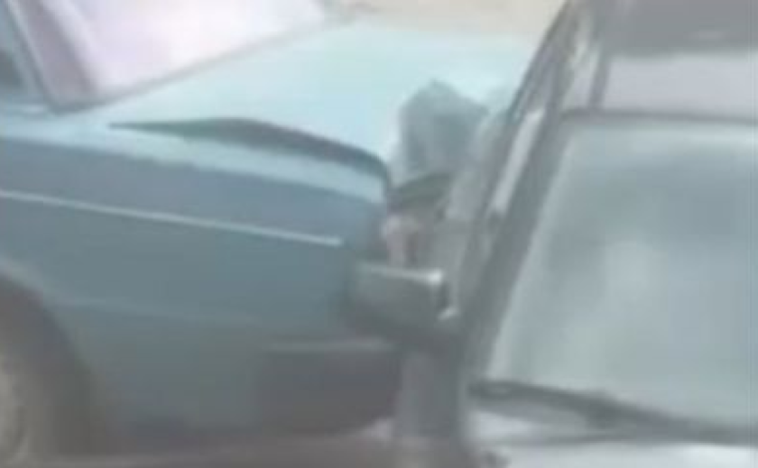 У Дніпрі водій ВАЗ в’їхав у припарковану Mazda та втік з місця ДТП