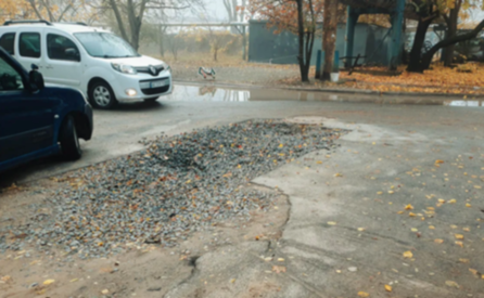 У Дніпрі на вулиці Василя Барки просів ґрунт біля житлового будинку