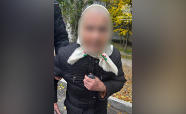 Заблукала в Індустріальному районі: патрульні Дніпра допомогли 89-річній жінці повернутися додому