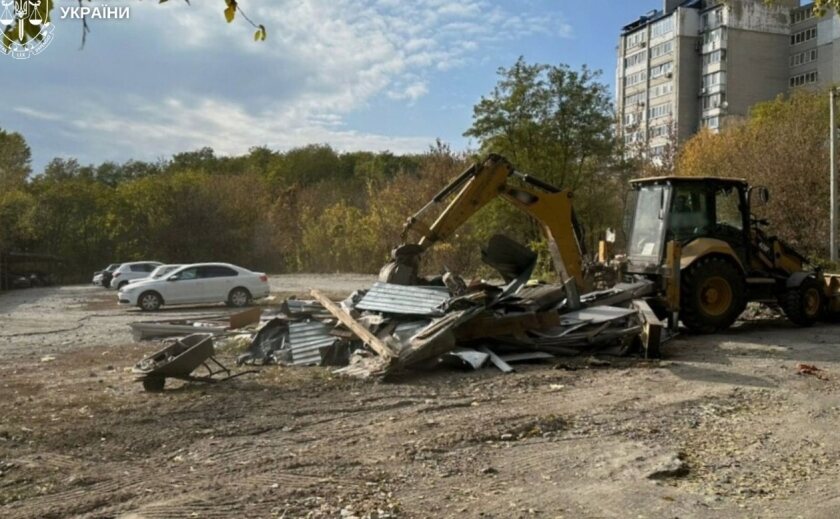 У Дніпрі прокуратура забезпечила демонтаж незаконної стоянки та повернення землі громаді