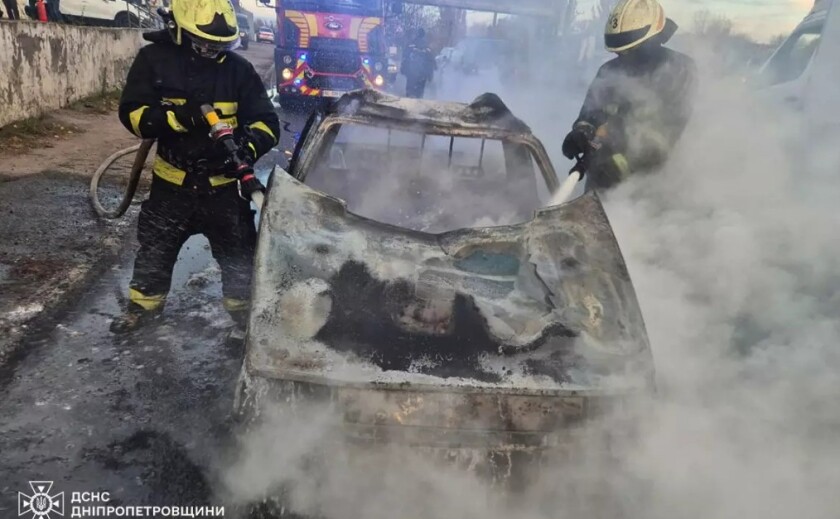 У Дніпрі вогнеборці загасили палаючий автомобіль