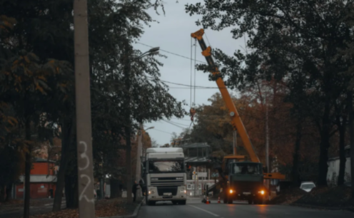 На вулиці Антоновича у Дніпрі металеві конструкції випали з вантажівки на Toyota