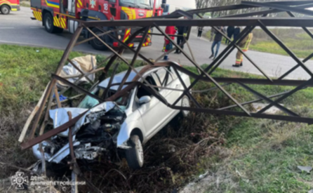 У Дніпровському районі рятувальники деблокували чоловіка з понівеченого авто