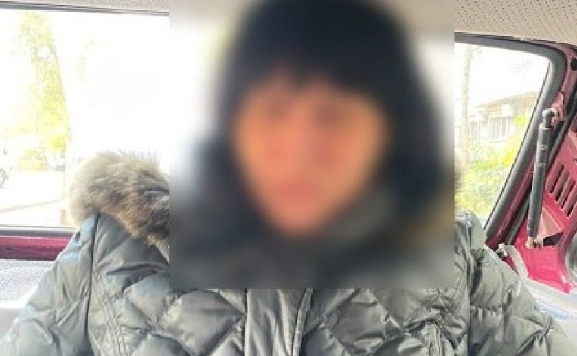 Викрала телефон та здала до ломбарду: у Дніпрі поліцейські викрили жінку