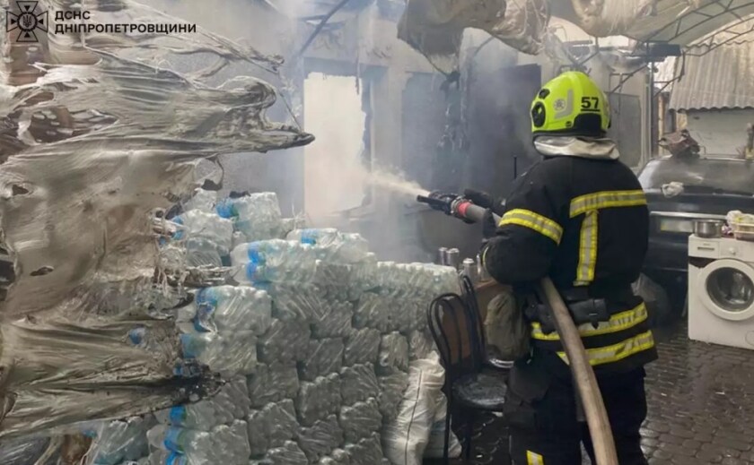 У Синельниківському районі зайнявся дах гаража та майно всередині