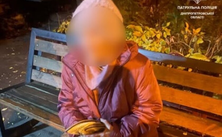 У Дніпрі патрульні допомогли літній жінці, що загубилася, повернутися додому