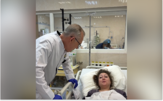 Пролетіла чотири поверхи: у Дніпрі надають допомогу постраждалій від російської атаки 8 листопада