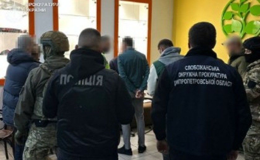 16 тис. доларів США за організацію незаконного перетину кордону: у Дніпрі повідомлено про підозру трьом чоловікам