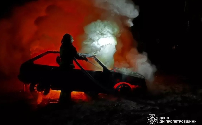 Вночі у Дніпрі загорівся легковий автомобіль