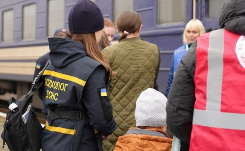 Закарпаття зустріло евакуаційний потяг з Дніпропетровщини