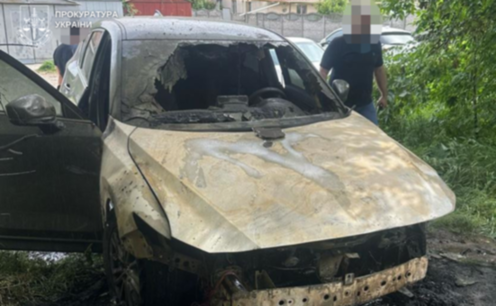 Залучила неповнолітнього сина до підпалів авто: у Дніпрі засудили зловмисницю