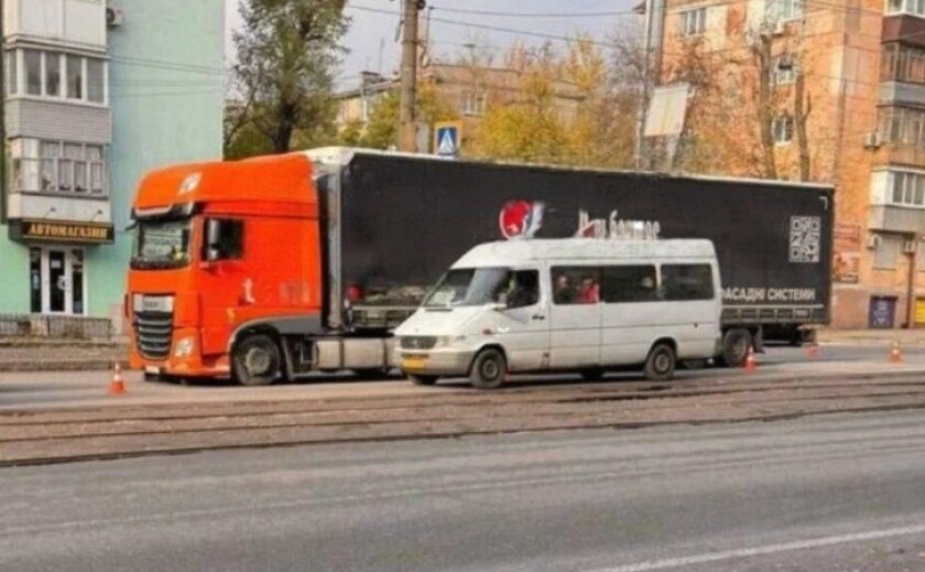 У Дніпрі вантажівка збила чоловіка, який переходив дорогу зеброю