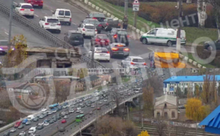 Ранкова ДТП на Центральному мосту спричинила значні затори: подробиці