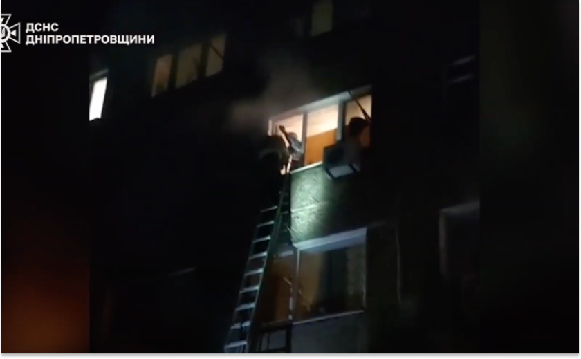 Вогнеборці Дніпра врятували 8 людей на пожежі у Шевченківському районі міста
