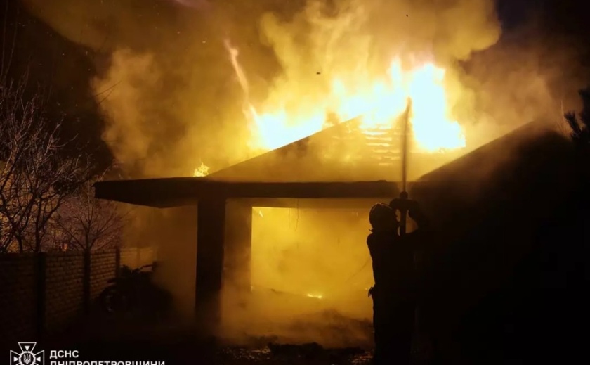 У Дніпровському районі рятувальники ліквідували пожежу в житловому секторі