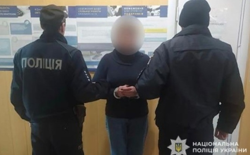 Накинулася з ножем: поліцейські Дніпропетровщини затримали жінку за замах на умисне вбивство