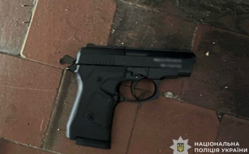 8 років 6 місяців позбавлення волі за розбійний напад зі зброєю: суд виніс вирок 44-річному мешканцю Дніпровського району