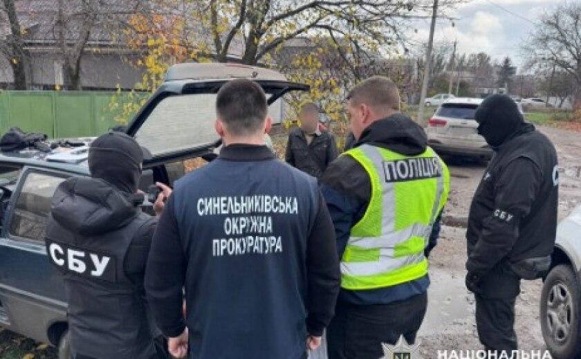У Синельниковому поліцейські затримали чоловіка, який продавав військовозобов’язаним фіктивні документи для відстрочки від мобілізації та незаконного перетину кордону