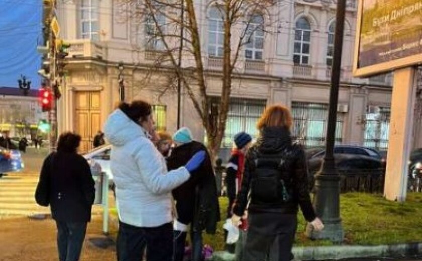 Поліція працює на місці травмування жінки на зупинці громадського транспорту у Дніпрі