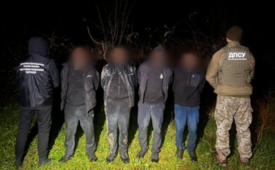Троє чоловіків із провідником затримані під час спроби незаконно перейти кордон з Румунією: серед втікачів житель Дніпропетровщини